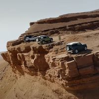A Land Rover le pareció buena idea hacer un anuncio con el Defender aparcando al borde de un abismo. Lo tuvieron que prohibir
