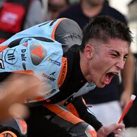"Cuando lo intentó, falló". Raúl Fernández ha hecho su primer podio en MotoGP. El premio ha sido un rapapolvo de Aprilia 