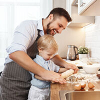 La cocina es fuente de aprendizaje para nuestros hijos: 11 beneficios que tiene para los niños cocinar con sus padres