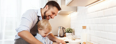 La cocina es fuente de aprendizaje para nuestros hijos: 11 beneficios que tiene para los niños cocinar con sus padres