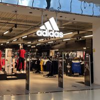 El outlet de Adidas liquida las zapatillas blancas de piel perfectas para llevar con todo en todas las estaciones