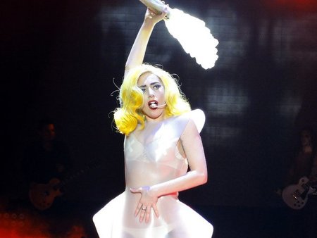 ¡Qué Lady Gaga se nos ha casado (a su manera, como siempre)!
