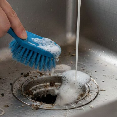 Así debes limpiar el desagüe del fregadero para evitar malos olores y obstrucciones