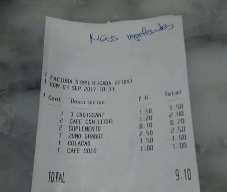 "Niños repelentes", la anotación en el ticket de una cafetería que recibió una familia con dos hijos