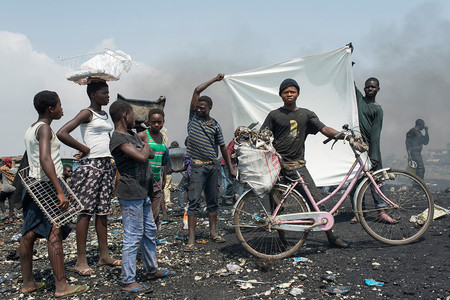 ‘Reciclantes: Agbogbloshie’ de Antonio Pérez, la vida en uno de los mayores cementerios de chatarra electrónica del mundo