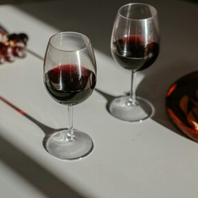 Este vino tinto Rioja cuesta menos de 25 euros y dejará sin habla a tu cuñado en la comida familiar