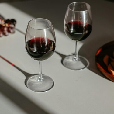 Este vino tinto Rioja cuesta menos de 25 euros y dejará sin habla a tu cuñado en la comida familiar