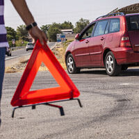 La DGT ha puesto fecha al fin de los triángulos de emergencia: este es el nuevo aparato que tendrás que llevar en el coche