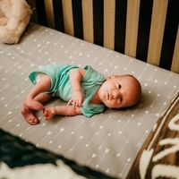 El bebé que nació dos veces: le hicieron una cirugía fetal para corregir su espina bífida antes de nacer