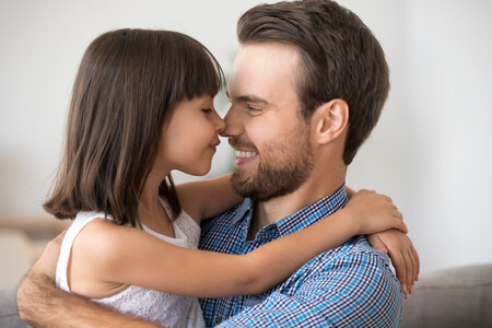 Padre Abrazando Hija