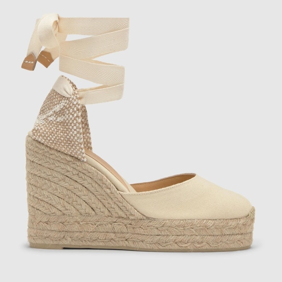 Castañer
Alpargata de mujer Carina con talonera trenzada y cierre de cintas.