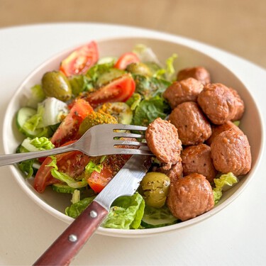 La combinación a la que acudo cuando no quiero cocinar: albóndigas vegetales doradas por fuera y jugosas por dentro 