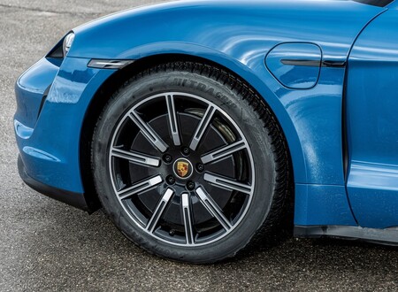 Porsche podría estar preparando un competidor para Tesla Model 3 y aseguran su nombre sería Cajun