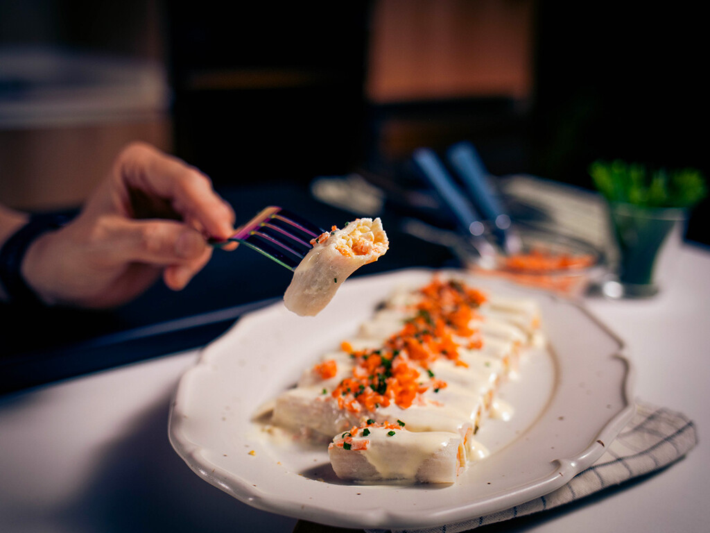 Estos canelones ligeros no llevan pasta ni bechamel: se comen fríos y van a tope de proteínas 