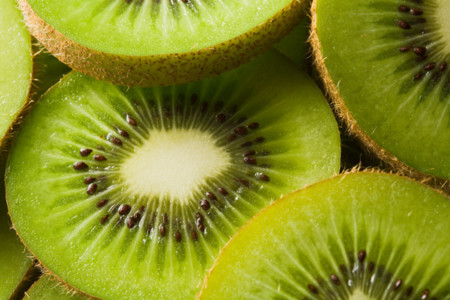 Cuatro desconocidas razones para consumir kiwi de forma habitual