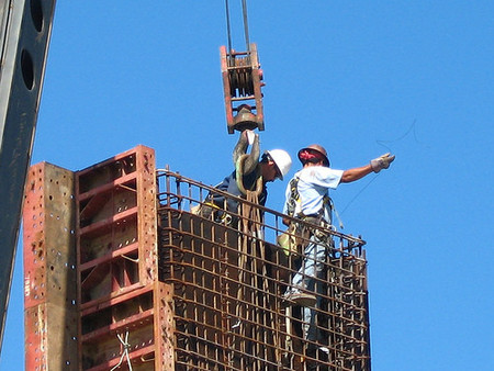 ¿Pagar el paro o ayudar al sector de la construcción?