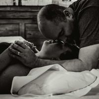 El importante papel del padre durante el parto, capturado en increíbles y emotivas fotografías