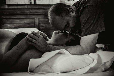 El importante papel del padre durante el parto, capturado en increíbles y emotivas fotografías