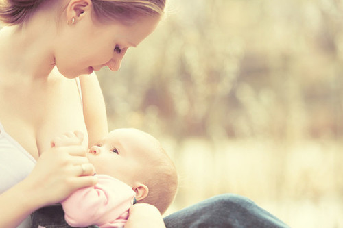 Siete consejos que te ayudarán con la lactancia materna este verano