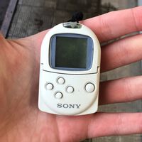 Muchos la consideran la primera consola portátil de PlayStation: una Memory Card que se adelantó a su tiempo y fue exclsuiva de Japón 