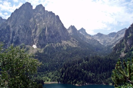 Descubre los Pirineos desde tu coche, una ruta para vivir la naturaleza y la montaña nevada de cerca