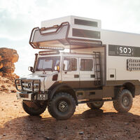 Este loft montado en un Mercedes-Benz Unimog es un camión camper de un millón de dólares, y hasta lleva un quad
