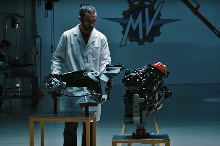 Entre luces y sombras: así de sugerente es el vídeo de ensamblaje de una MV Agusta RVS