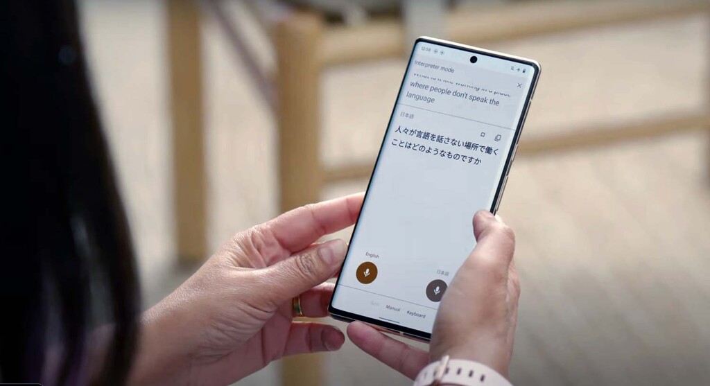 Google eleva a casi magia la traducción instantánea en los Pixel 6: así funciona el nuevo Live Translate