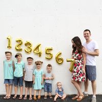 La divertida foto de una familia anunciando que el bebé número siete viene en camino 