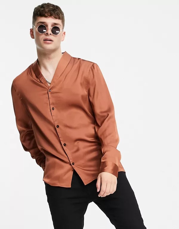 Camisa color cobre de corte estándar con cuello esmoquin de satén de ASOS DESIGN