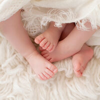 Son gemelos prematuros, pero no nacieron el mismo día: gracias a un parto diferido llegaron al mundo con nueve días de diferencia  