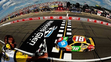 Kyle Busch vence en Watkins Glen con permiso de Brad Keselowski