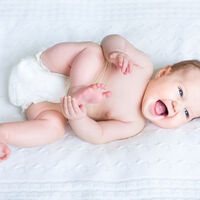 Cuántos pañales moja el bebé al día (y qué hacer si hace menos pis de lo habitual)