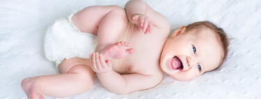 Cuántos pañales moja el bebé al día (y qué hacer si hace menos pis de lo habitual)