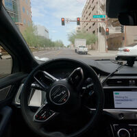 Esto es lo que ocurre si vas en un robotaxi autónomo y un policía pide al coche que se detenga