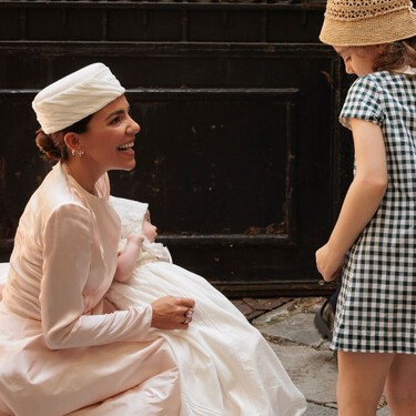 Zara y Mango ya tienen los mejores vestidos para madres (e invitadas) a los bautizos y comuniones de la primavera 2026  