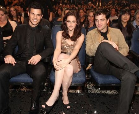 Los chicos de la saga Crepúsculo premiados y bien vestidos