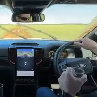 Cuando crees que es buena idea llevar al extremo un Ford Ranger Raptor vaso en mano antes de entregarlo al cliente