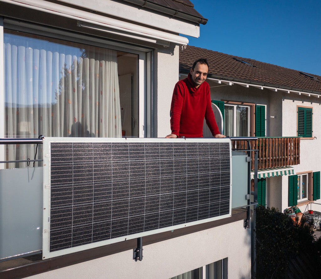 Estos kits de placas solares y batería ayudan a ahorrar en la factura de la luz y se pueden colocar en balcones, toldos y pérgolas 