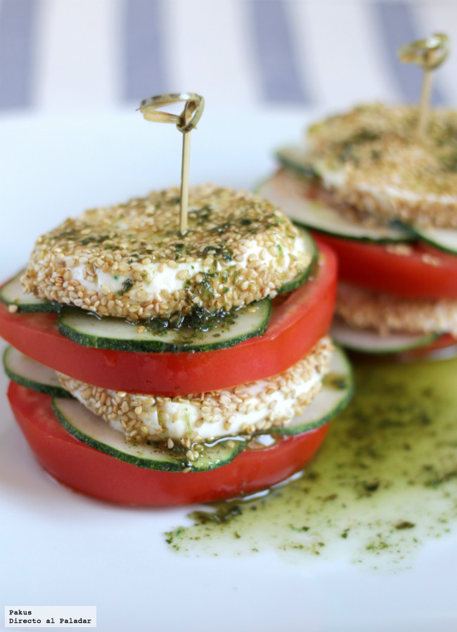 Milhojas caprese con mozzarella al sésamo y aceite de albahaca, una receta fresca para el verano