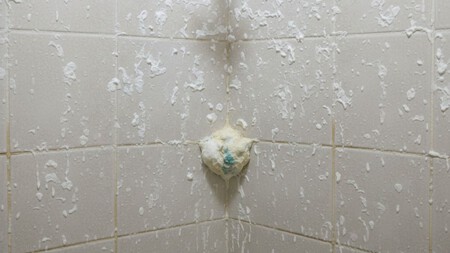 Cuál es la forma de limpiar los restos de jabón acumulados en los azulejos fácilmente 