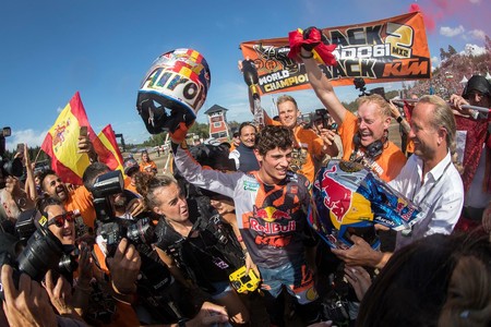 ¡Histórico! Jorge Prado ya es el primer español bicampeón del mundo de motocross con sólo 18 años