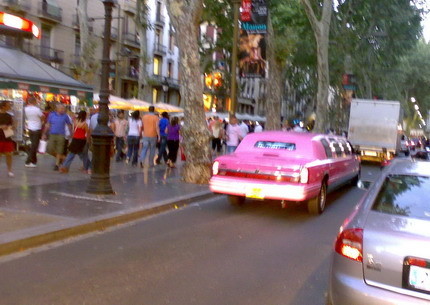 Limusina rosa en Barcelona y Maybach 62 azul en Londres