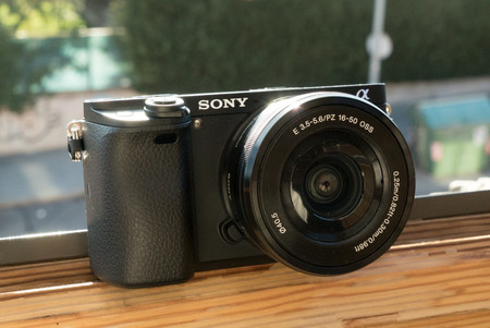 Sony Alpha A6300, Panasonic Lumix DMC-G7 y más cámaras, objetivos y accesorios en oferta: llega Cazando Gangas