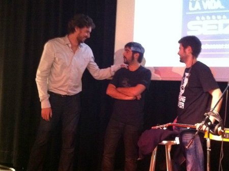 Pau Gasol es el del medio de los Estopa