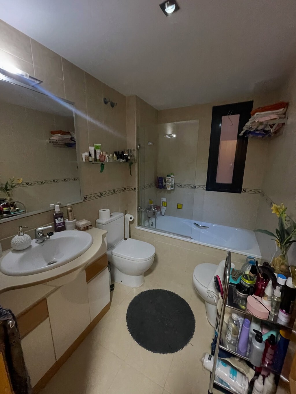 Así ha quedado la reforma de un baño caótico y pasado de moda: "Hemos conseguido un baño muy sofisticado y en tendencia casi sin hacer obra"