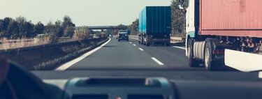 El BOE lo confirma: la DGT puede prohibir el adelantamiento a camiones cuando lo crea necesario. Una norma que ya está en vigor
