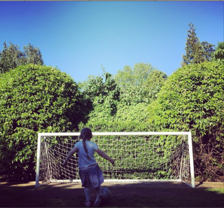 Papá David enseña a Harper a jugar al fútbol... y morimos de amor
