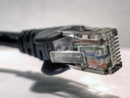 La banda 'ancha' universal llega a España con velocidad máxima de 1 MB y límite de descarga de 5 GB