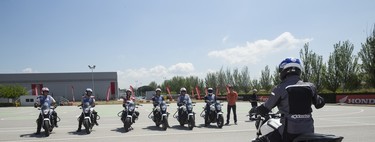 Si te quieres sacar el carnet de moto aquí tienes cómo es cada uno, cómo son sus exámenes y sus precios